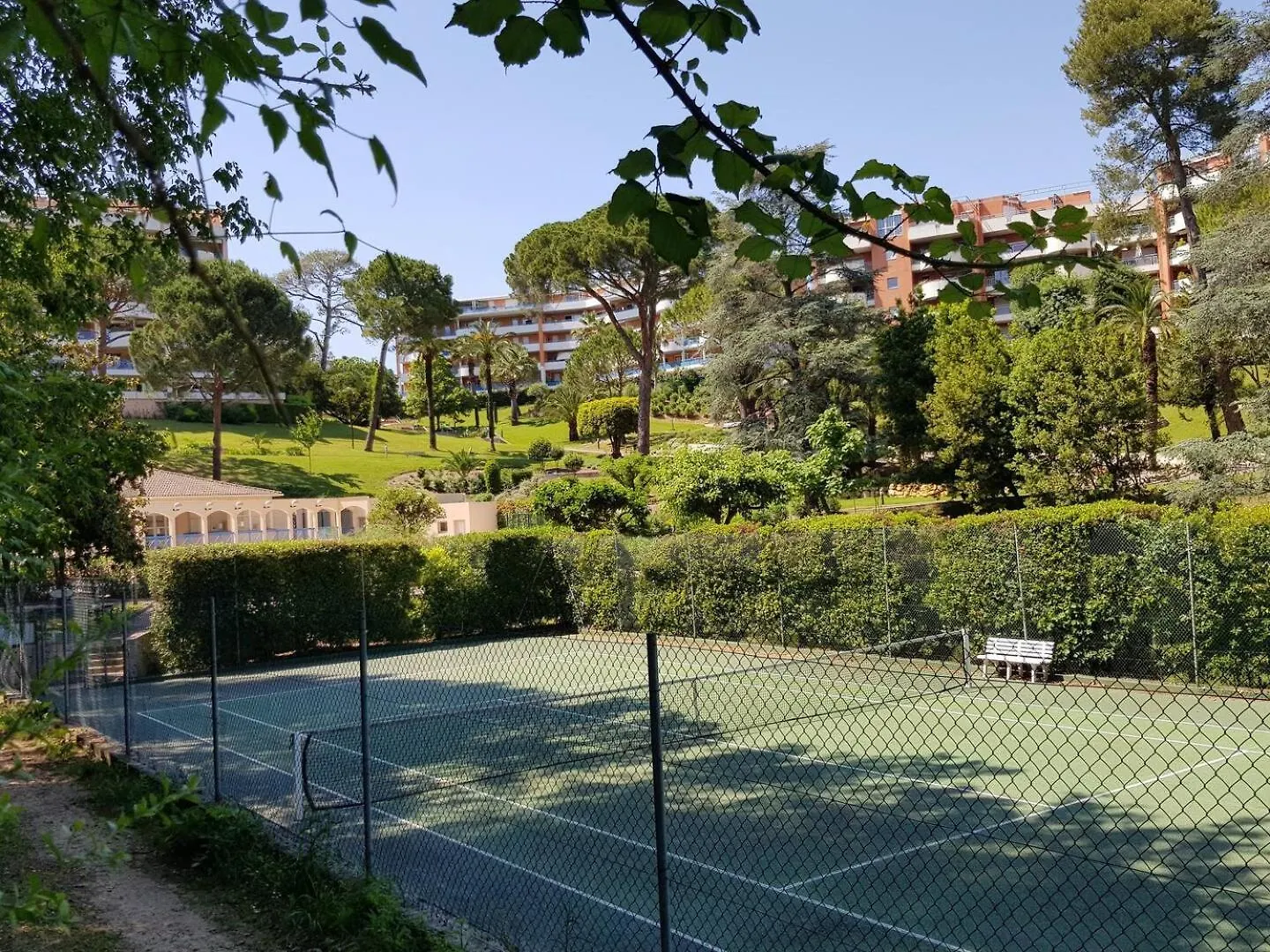 Beau T1 Cannes Piscine Tennis France